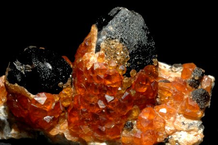 Grenats sur quartz fumé (Chine)