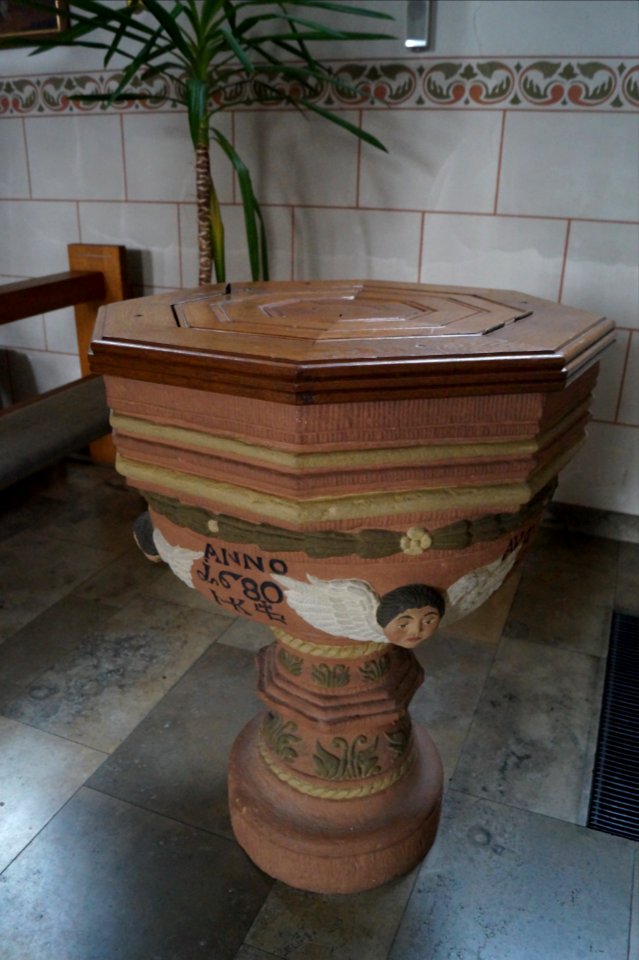 Haimbach; St. Markus, Taufstein 1680