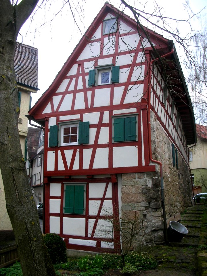 Haus auf der Mauer