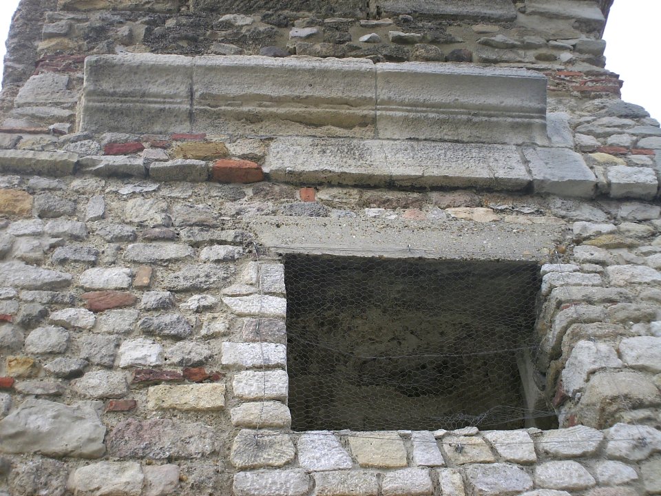 Heidentor Kämpfersims und Schaufenster