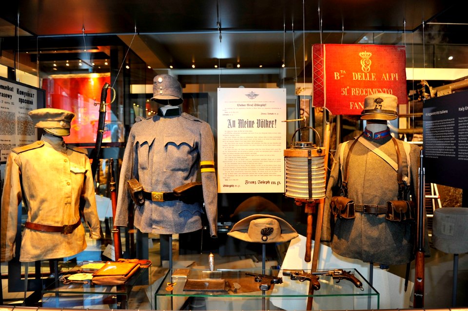 HGM Vitrine Kriegseintritt Italiens 1915
