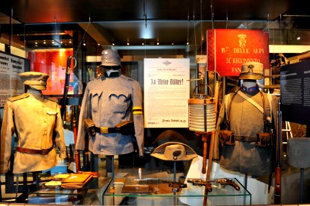 HGM Vitrine Kriegseintritt Italiens 1915