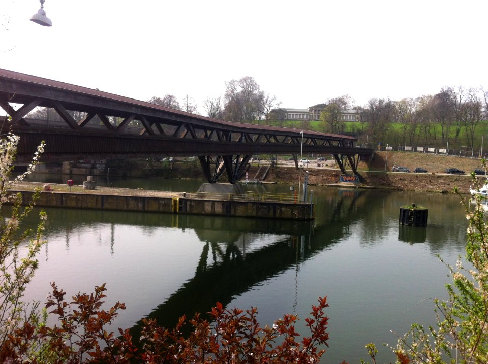 Holzsteg über den Neckar bei Bad Cannstatt