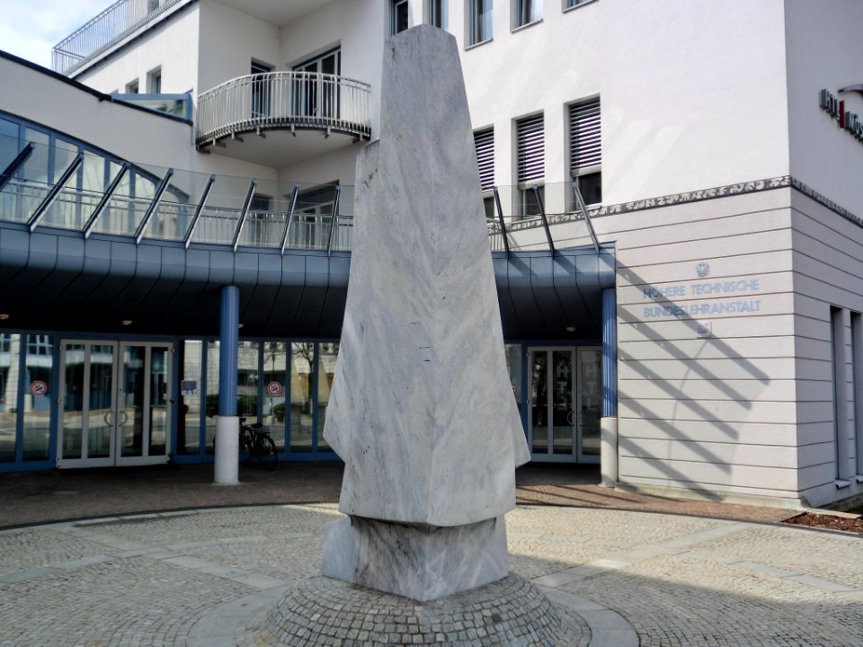 Htl moessingerstrasse skulptur max gangl
