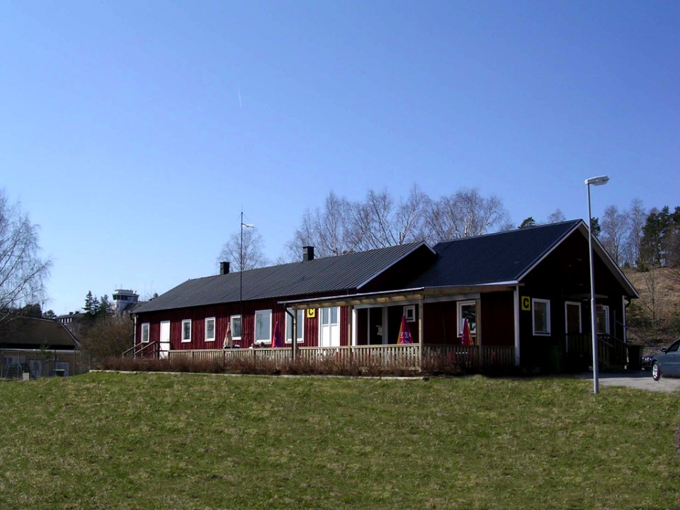 Hässlö Flygförenings klubbstuga. Airside