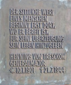 Inschrift am Haupttor der Henning-von-Tresckow-Kaserne in Oldenburg