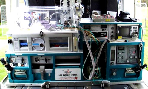 Integrated neonatal life support system