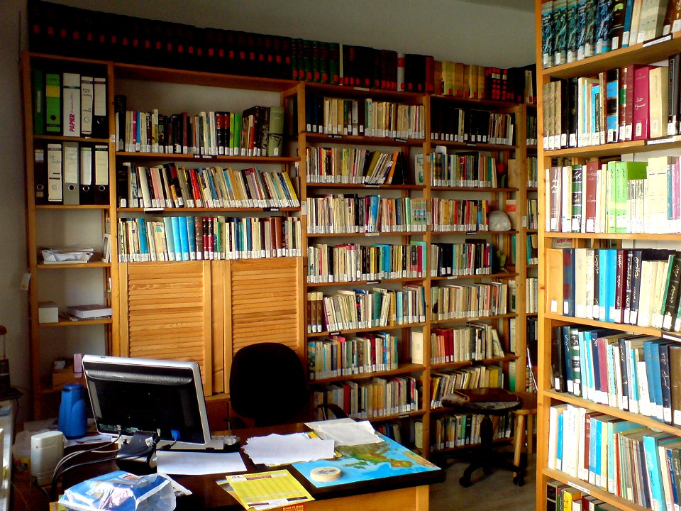 Iranische Bibliothek Hannover Tulpenstraße 15 Bücherregale im Eingangsbüro Empfang