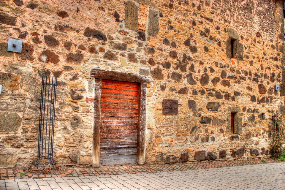 Scale stone wall stones
