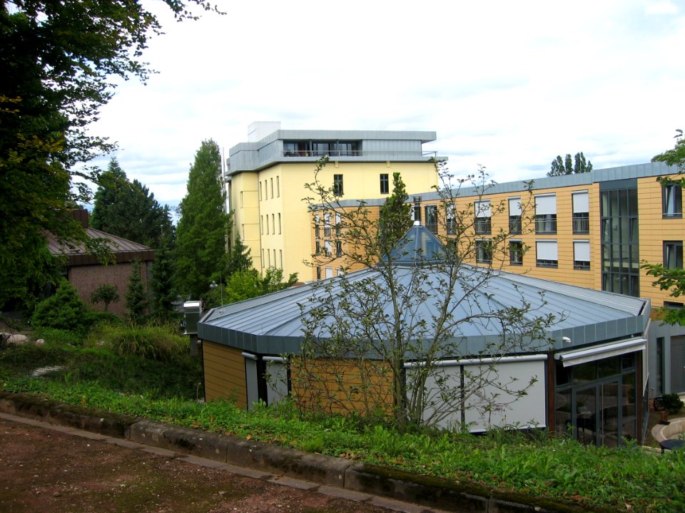 Jungendinternat mit Bar und Patresturm