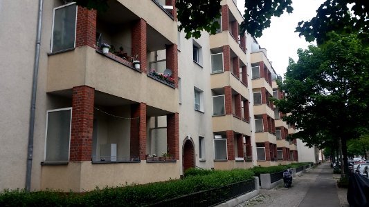 Marie-Curie-Allee Westseite in Berlin-Rummelsburg