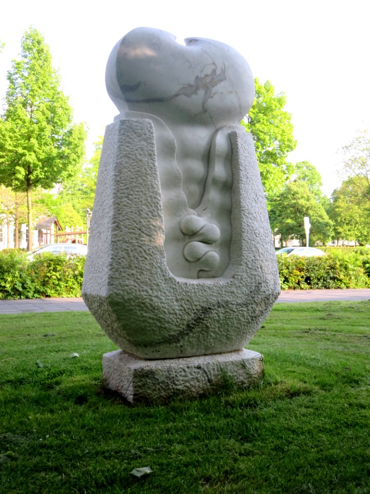 Marmor-Skulptur vor dem PFL in Oldenburg
