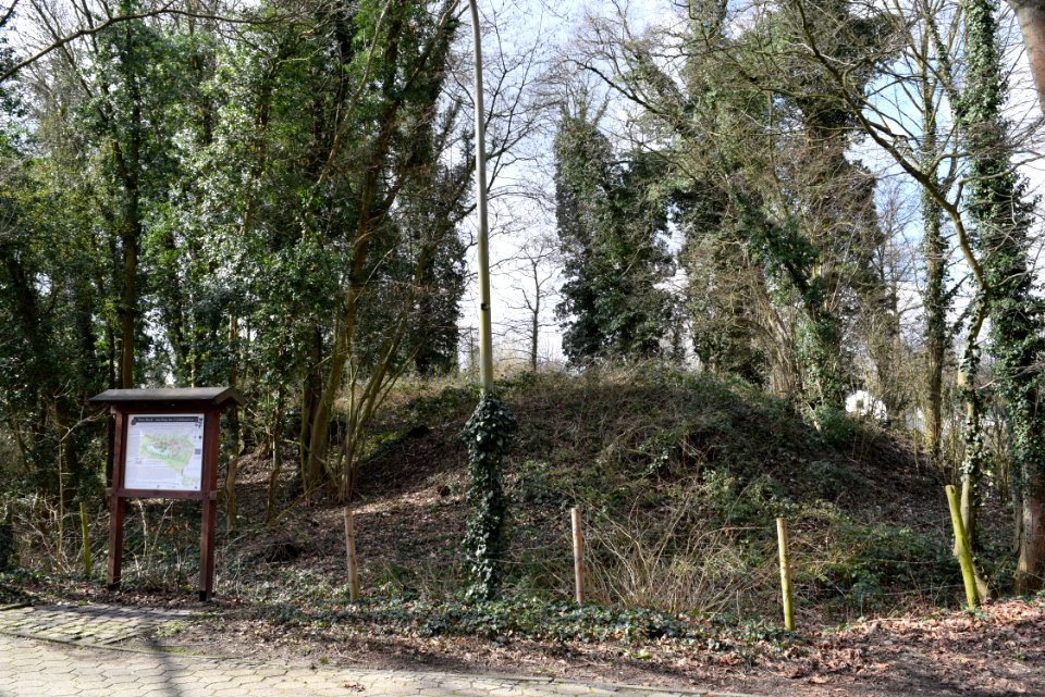 Motte Beeck mit Infotafel