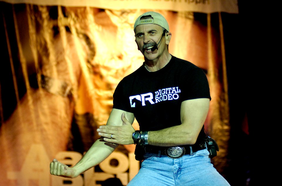 Aaron Tippin visits Sailors DVIDS90326