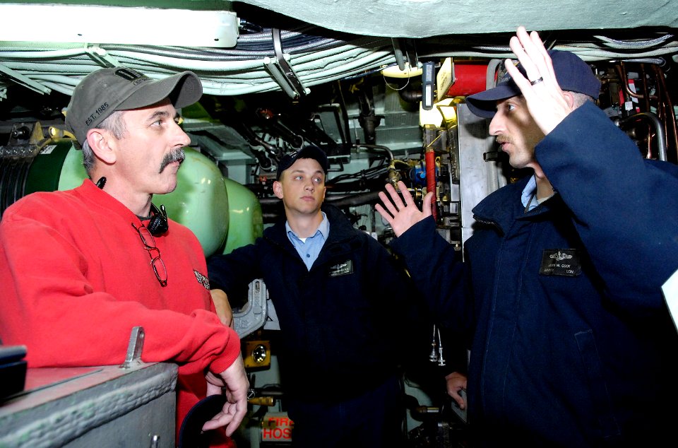 Aaron Tippin visits Sailors DVIDS90324
