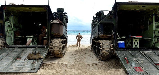 AAV launch to USS Rushmore during RIMPAC 2014 140709-N-FC670-529