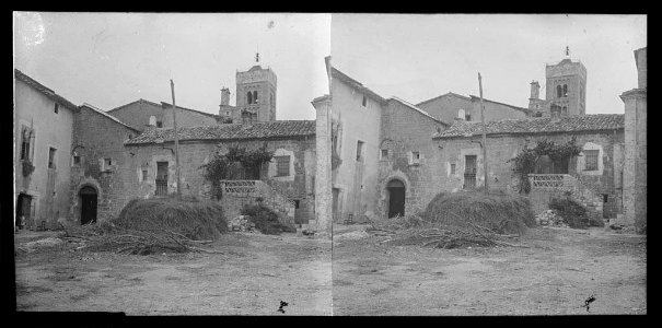 Abadia de Vilabertran amb el pati i el campanar
