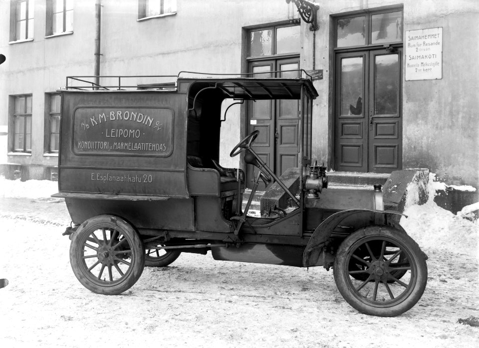 AB KM Brondin Oy leipomon auto Saimakodin edustalla, Mikonkatu 8 - N30303 (hkm.HKMS000005-00000v9r)