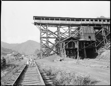 Abandoned tipple of mine which exploded last December. Kentucky Straight Creek Coal Company, Belva Mine, abandoned... - NARA - 541208