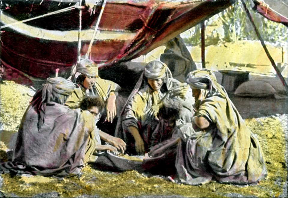 Abb. 502. Beduinenfrauen bei der Mahlzeit