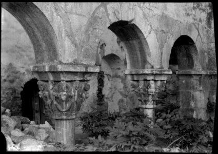Abbaye Saint-Michel-de-Cuxa , chapiteau du cloître et entrée - Fonds Trutat - MHNT.PHa.1521.G.006 photo