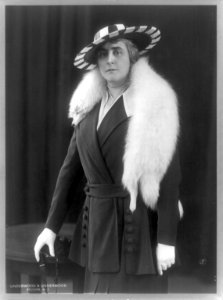 Anne Morgan, three-quarter length portrait, standing, facing front, wearing fur stole) - Underwood & Underwood Studios, New York City LCCN90706642