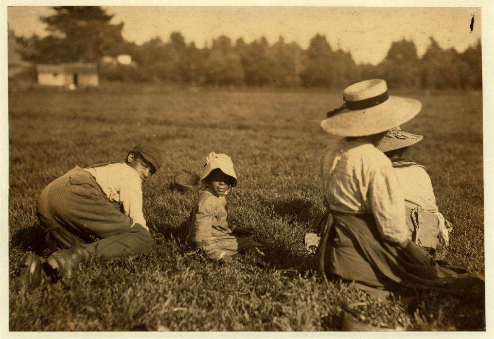 Anne, small picker. Said 7 years old. LOC nclc.00147