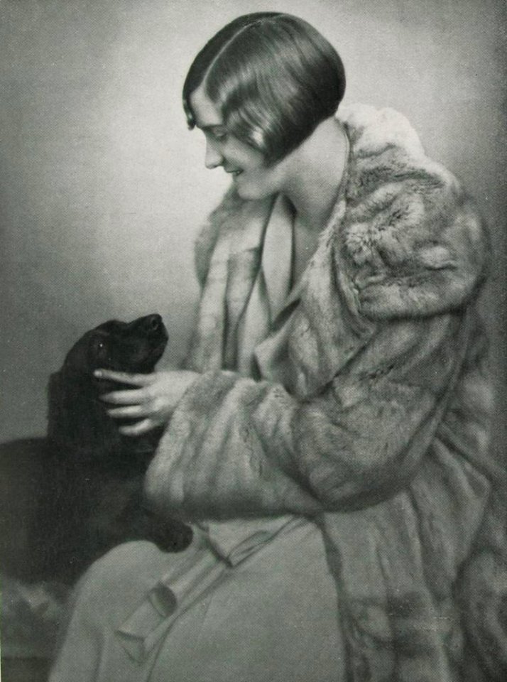 Annemarie Hegener mit ihrem Dachsel