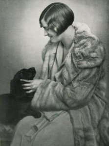 Annemarie Hegener mit ihrem Dachsel