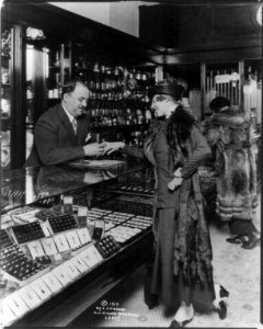 Annette Kellerman trying on a ring in Kohn's, Minneapolis, Minn. LCCN2004668250