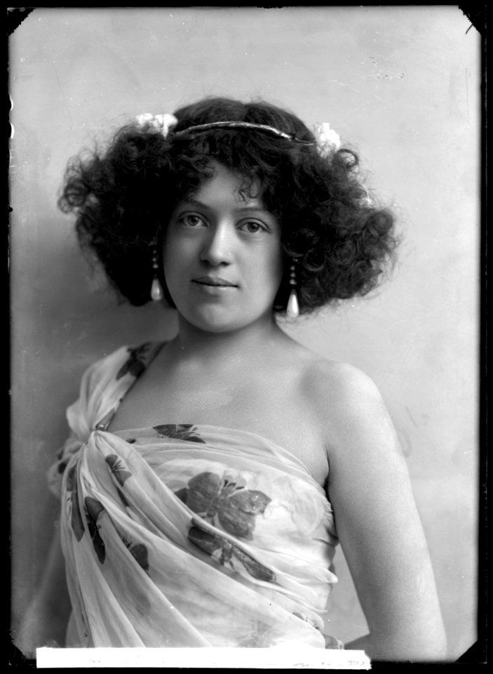 Annie Hirsch, dancer, in unknown performance - SMV - GH142