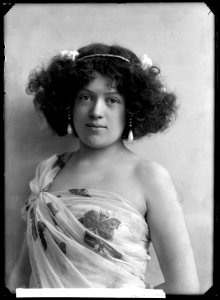 Annie Hirsch, dancer, in unknown performance - SMV - GH142