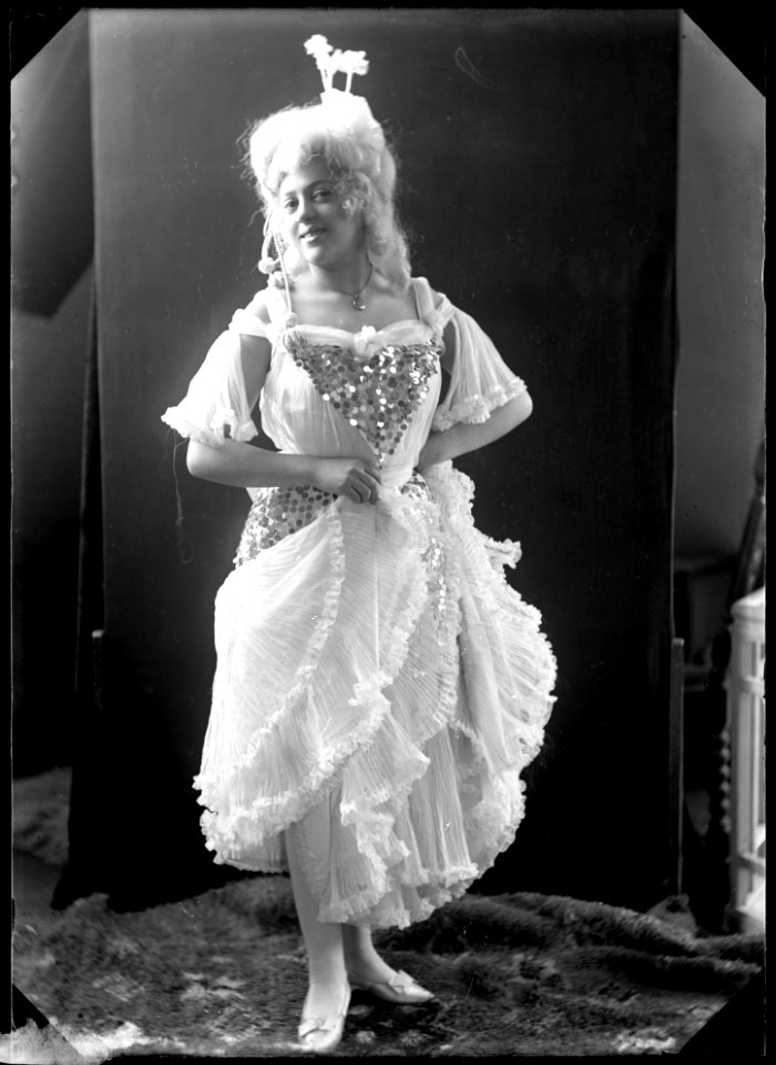 Annie Hirsch, dancer, in unknown performance - SMV - GH140