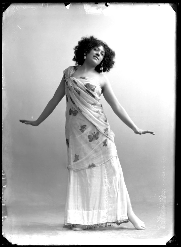 Annie Hirsch, dancer, in unknown performance - SMV - GH141