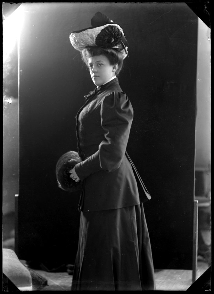 Annie Hirsch, dancer, undated portrait - SMV - GH143