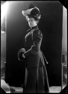 Annie Hirsch, dancer, undated portrait - SMV - GH143