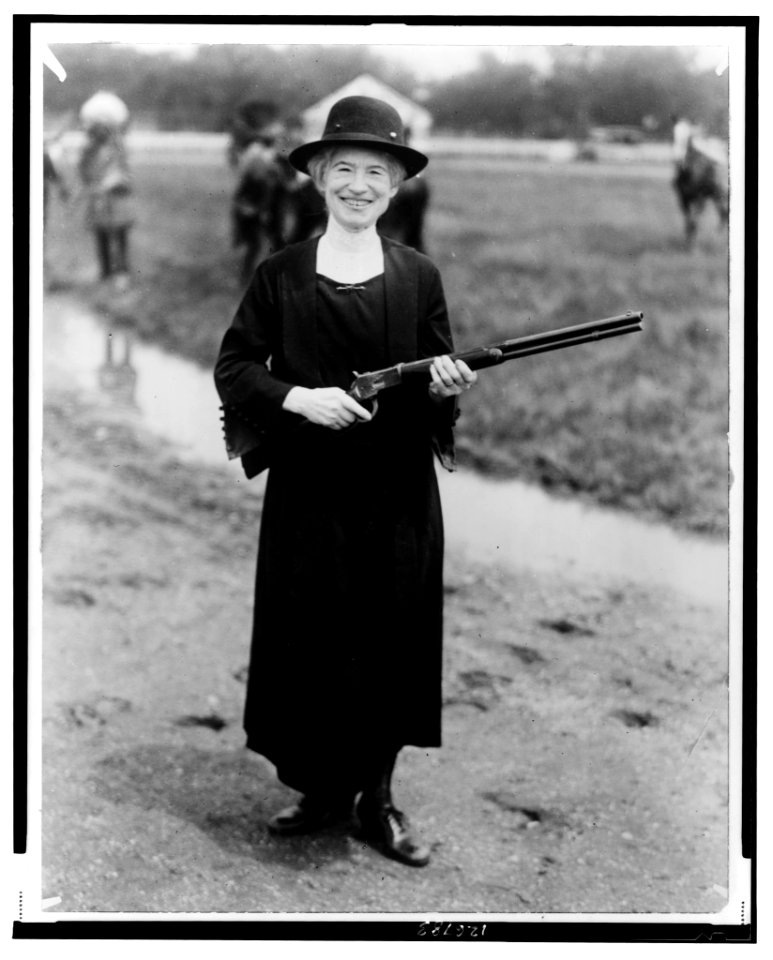 Annie Oakley, with gun Buffalo Bill gave her - staff photo. LCCN00651800