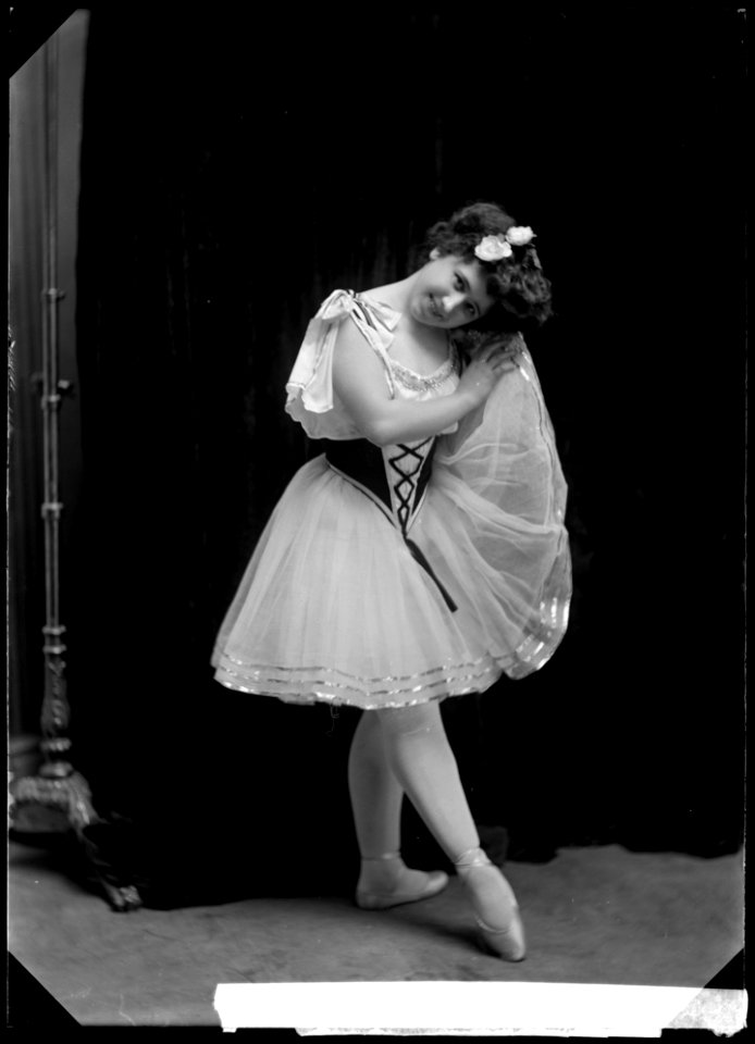 Annie Pettersson, dancer, in unknown performance - SMV - GP024