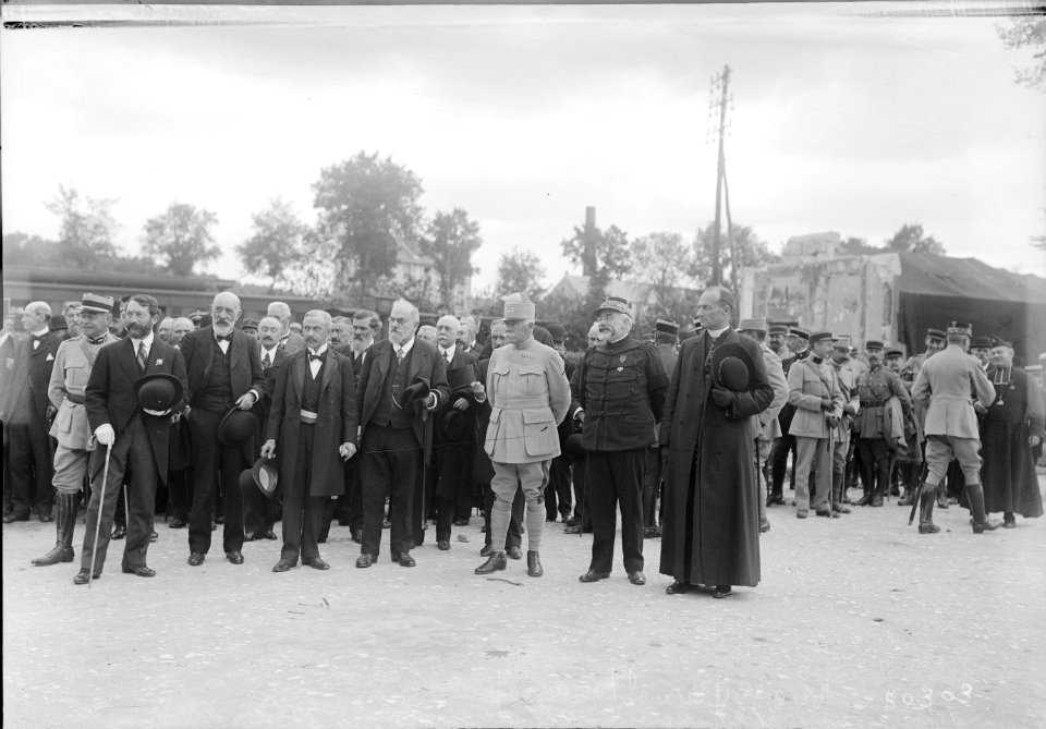 Anniversaire des crimes allemands à Senlis (2 septembre 1917) (commémoration en l'honneur de M. Eugène Odent, évêque de Beauvais (Mgr Le Senne), préfet de l'Oise (Raux), général commandant la place de Senlis
