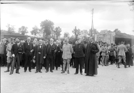 Anniversaire des crimes allemands à Senlis (2 septembre 1917) (commémoration en l'honneur de M. Eugène Odent, évêque de Beauvais (Mgr Le Senne), préfet de l'Oise (Raux), général commandant la place de Senlis