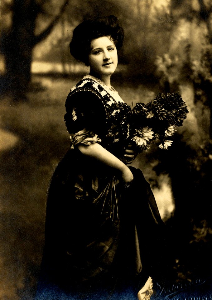 Annie Vivian, stage actress (SAYRE 10631)