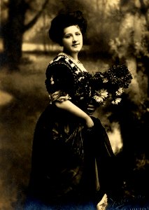 Annie Vivian, stage actress (SAYRE 10631)