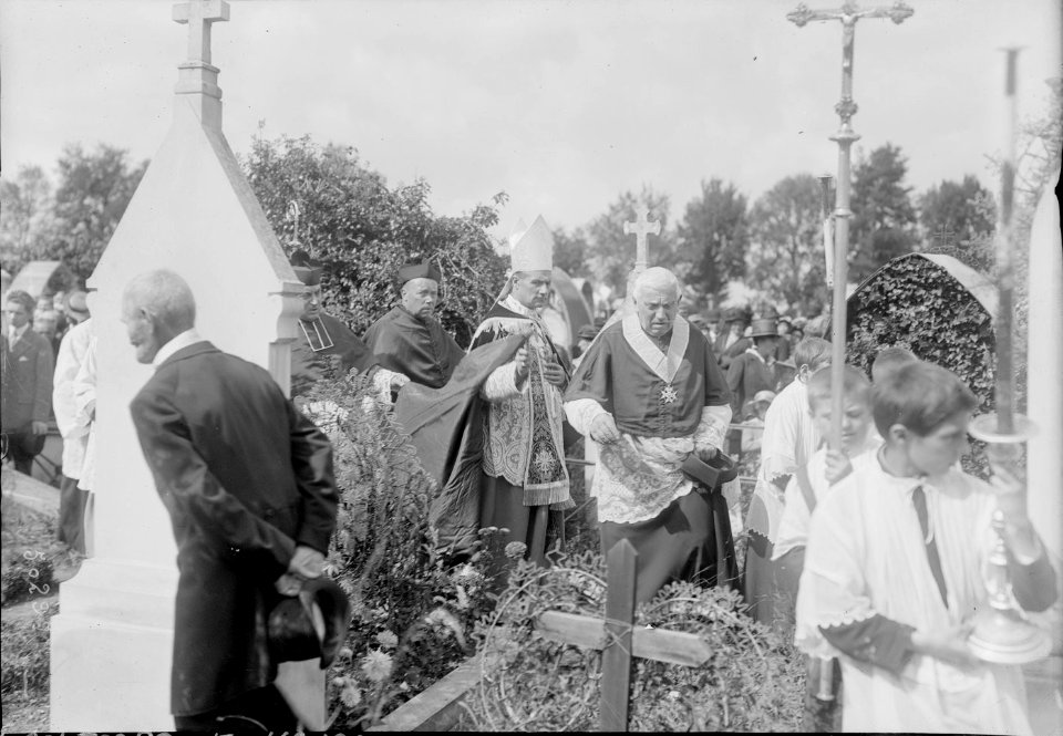 Anniversaire 1917, cimetière de Senlis (commémoration en l'honneur de M. Odent, ancien maire et martyr de Senlis, 2 septembre)