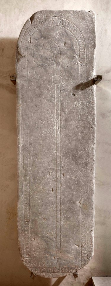 Anonyme - Dalle funéraire et épitaphe de Bernard de Gensac, abbé de Saint-Sernin - Musée des Augustins - RA 517