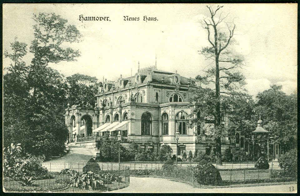Anonymer Fotograf PC 0013 Hannover. Neues Haus. Bildseite Blick auf die eingefriedete Gartenanlage in Richtung der Arkaden und die Vordere Eilenriede