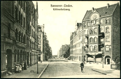 Anonymer Fotograf PC 0674 Hannover-Linden. Köthnerholzweg Bildseite Blick um 1900 von der Höhe Bethlehemstraße in Richtung Limmerstraße, Kinder Fahrradfahrer am Schmuckplatz
