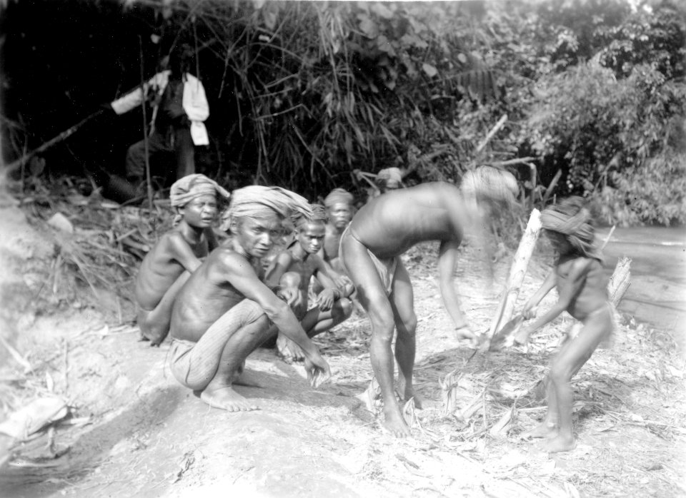 Anropandet av andar. Se text-. Sulawesi, Peleng, Poso, Banggaai. Indonesien - SMVK - 010852