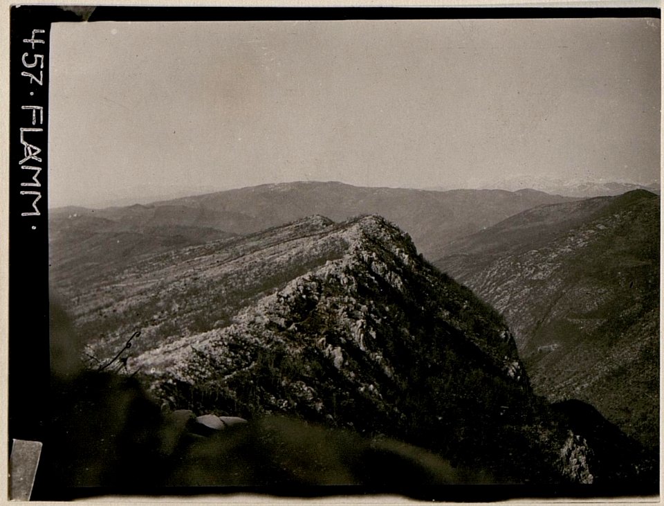 Ansicht der von den Italienern besetzten Stellungen gegen den Steilabfall des Monte Sabotino, gesehen vom Beobachtungsstand am Kamm (s.455-6!) (BildID 15732712)
