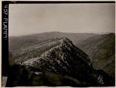 Ansicht der von den Italienern besetzten Stellungen gegen den Steilabfall des Monte Sabotino, gesehen vom Beobachtungsstand am Kamm (s.455-6!) (BildID 15732712)