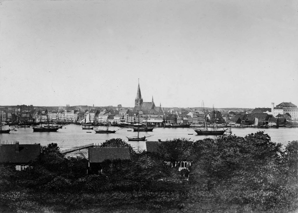 Ansicht der auf einer Halbinsel am westlichen Ufer der Innenförde gelegenen Altstadt vom Ostufer aus (Kiel 44.596)